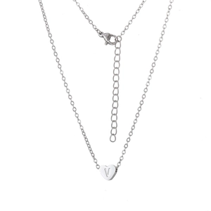 Détail macro du pendentif cœur en acier inoxydable argenté avec lettre V gravée et fermoir