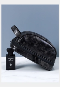 Dettaglio della borsa da toilette da viaggio con texture screpolata e doppia zip