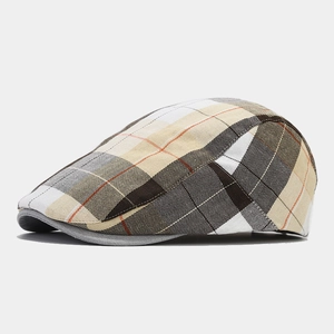 Détail de motif à carreaux colorés et tissage chevrons sur le tissu d'une casquette