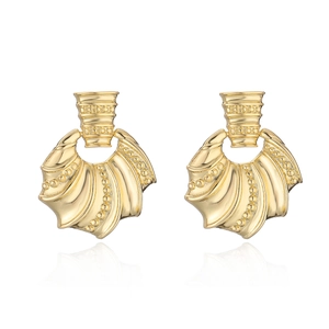 Elegant vintage shell earrings in 18k gold plating with textured geometric design
