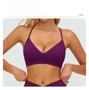 Gros plan sur le décolleté en V et les fines bretelles de ce soutien-gorge de yoga violet