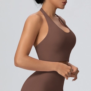 Dettaglio del reggiseno sportivo racerback marrone scuro e leggings con tessuto elastico