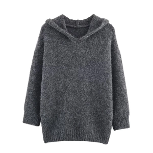 Détail du pull en maille à capuche gris foncé avec texture duveteuse et ourlet côtelé