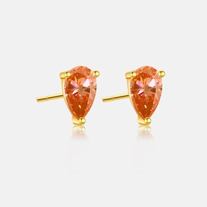 Detailaufnahme von 3x5mm Birnenschliff Orange Zirkon Ohrstecker in goldener 3-Krallen-Fassung