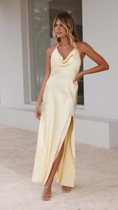Détail d'une élégante robe licou en satin champagne avec une fente haute sexy