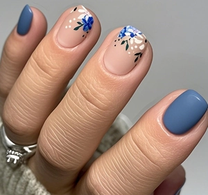 Dettaglio di rose blu su unghie finte opache corte e quadrate per l'estate