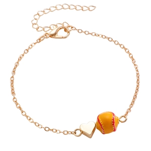 Détail du fermoir mousqueton et pendentif softball coeur sur collier doré