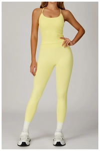 Détail de l'ensemble de yoga jaune pâle sans couture avec texture côtelée et taille haute