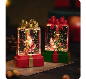 Détail de la lanterne de Noël en forme de cadeau avec Père Noël et paillettes brillantes