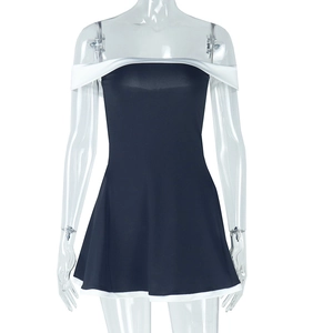 Dettaglio mini abito a contrasto bianco e nero con spalle scoperte, volant e taglio slim