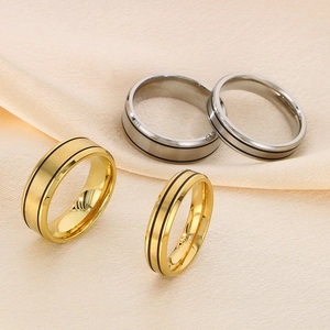 Anelli di coppia in titanio placcati oro 18K e argento con eleganti linee nere intarsiate