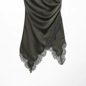 Top en satin vert olive avec bordure en dentelle noire et finition soyeuse