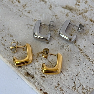 Minimalistische 14k Gold und Silber geometrische L-Ohrstecker Set auf Steinoberfläche