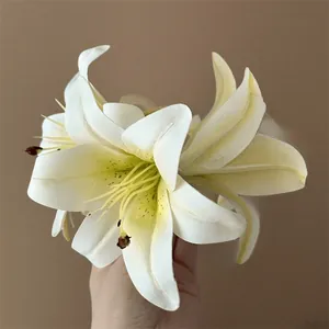 Dettaglio ravvicinato di un fermaglio per capelli a giglio bianco con petali in seta