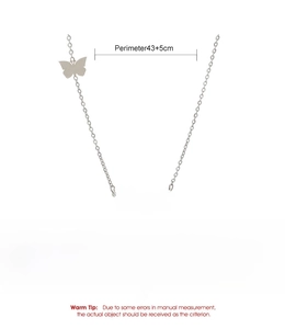 Dettaglio della collana con ciondolo Angel in acciaio inossidabile con ciondolo a farfalla