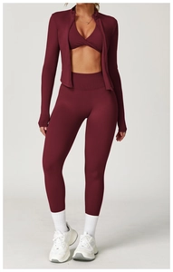 Dreiteiliges burgunderrotes Yoga-Set mit Kapuzenjacke, Sport-BH und hoch taillierter Leggings