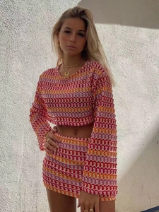Détail d'un ensemble bohème en crochet à rayures ondulées colorées et texture maille ajourée