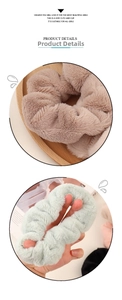Dettaglio di elastici per capelli in morbido peluche color caffè e verde menta pelosi