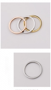Nahaufnahme von drei polierten Edelstahlringen in Gold Silber und Roségold mit Spiegeleffekt