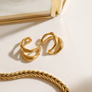 Minimalistische goldene Edelstahl-Ohrklemmen mit stilvollem, mehrlagigem Wellendesign