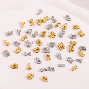 Gros plan de perles alphabet creuses en or 18 carats et argent pour colliers