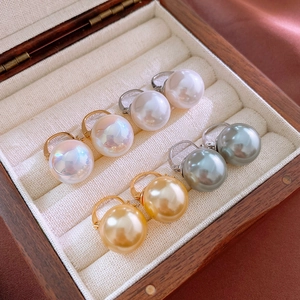 Ensemble de boucles d'oreilles minimalistes avec perles rondes multicolores en boîte à bijoux
