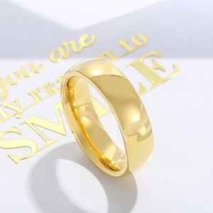 Gros plan sur une bague de 6mm en acier inoxydable doré poli sur fond blanc épuré