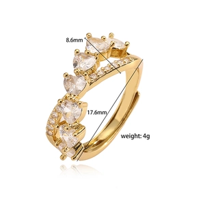 Detail view of golden V-shape ring with heart-shaped zircons and dimensions 8.6mm