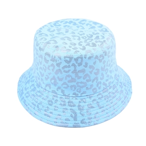 Dettaglio del cappello a secchiello azzurro con stampa leopardata argento riflettente