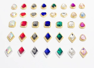 Cristales para uñas en forma de gota y corazón con bordes metálicos dorados y plateados
