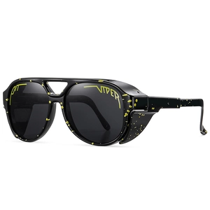 Dettaglio occhiali da ciclismo Pit Viper con schizzi gialli sulla protezione laterale nera