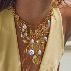 Collier multi-rangs doré avec médaillon céramique, cœur perlé et pendentifs portraits