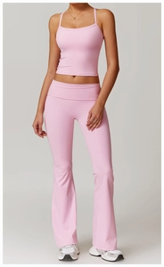 Détail d'un ensemble de yoga rose avec débardeur à bretelles et pantalon évasé