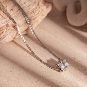 Macro del ciondolo cilindrico in zircone argento con catena a trama fine