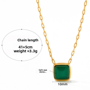 Détail du pendentif en œil de chat sur un collier chaîne trombone doré de 41+5cm