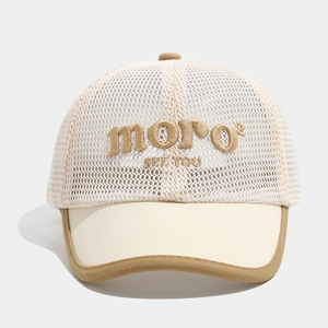 Détail de la casquette de baseball en mesh avec broderie moro et bordure contrastée kaki