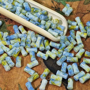 Vue macro de perles en porcelaine chinoise à encre bleue et jaune pour bijoux DIY