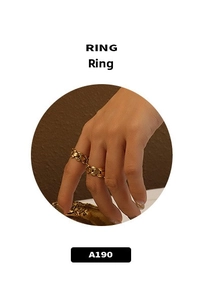 Close-up of retro 18K gold-plated titanium steel ring with chunky chain texture design