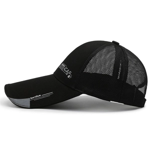 Atmungsaktive Herren Mesh-Baseballkappe in Schwarz mit langem Schirm und Print