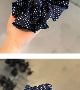 Detailierte Textur des marineblauen gepunkteten Scrunchie-Stoffs mit Doppelschicht