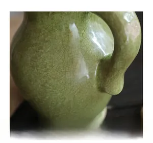 Dettaglio ravvicinato della trama in smalto craquelé verde chiaro su un vaso ceramica