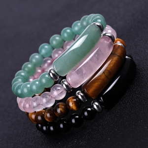 Lot de quatre bracelets en perles de pierre naturelle avec œil de tigre et quartz rose