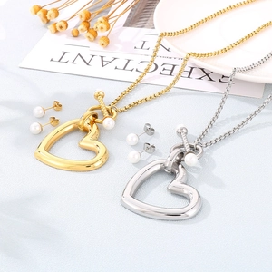 Détails des ensembles collier à pendentif coeur et perles en or et argent