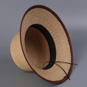 Detailansicht des Raffia-Sonnenhuts mit Kontrastrand und verstellbarem Innen-Schweißband