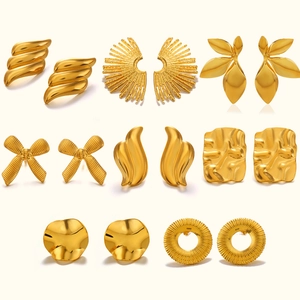 Lot de 8 paires de boucles d'oreilles en acier inoxydable doré aux formes géométriques
