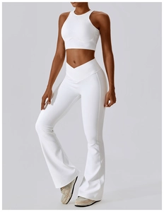 Détail d'un ensemble de yoga blanc à taille haute avec une ceinture croisée en V élégante