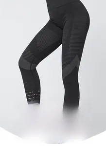 Dettaglio dei pantaloni yoga senza cuciture a vita alta con strisce e fori traspiranti