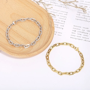 Detailed view of polished 7mm geometric link chain bracelet in gold and silver finishes