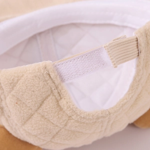 Dettaglio del cinturino in velcro regolabile e fodera trapuntata calda del berretto
