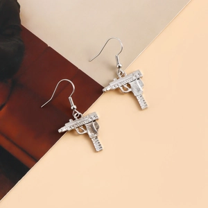 Vue détaillée de boucles d'oreilles pendantes en forme de pistolet argenté poli